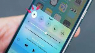 Điện thoại có 1 nút nhỏ bật lên khi ngủ lợi đủ đường: Nhiều người không biết để làm theo