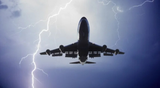 Máy bay đang bay trên trời có bị sét đánh không? Hành khách ngồi bên trong có được an toàn không?