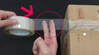 Người giao hàng dùng 2 ngón tay cắt băng dính nhanh hơn dùng kéo, biết làm quá tiện