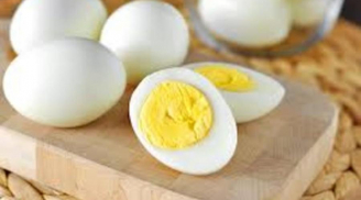 Luộc trứng chỉ cho nước lạnh là sai: Muốn trứng chín ngon, gấp đôi chất bổ cứ thả thêm thứ này