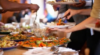 Tại sao nhân viên phục vụ luôn đến dọn đĩa sau khi ăn buffet? 99% mọi người không nhận ra ẩn ý ngầm