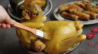 Quét một loại dung dịch hỗn hợp lên da gà, gà luộc vàng giòn, không bị nứt