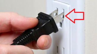 Hai lỗ trên phích cắm điện dẹt tưởng vô dụng, hoá ra dùng rất tiện mà ít ai biết
