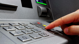 Đi rút tiền nhưng bị nuốt thẻ ATM: Ấn ngay nút này lấy lại dễ dàng, không cần tốn thời gian chờ đợi