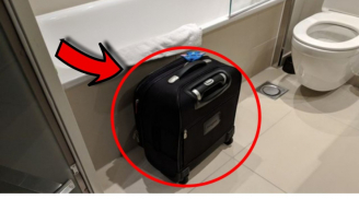 Đừng xách thẳng vali đi vào phòng: Cứ đặt trong phòng tắm, bạn sẽ hưởng ngay lợi lớn