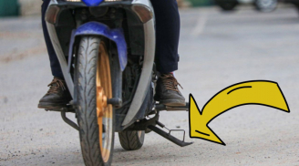Ra đường quên gạt chân chống xe có bị CSGT phạt không?