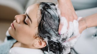 Mùa đông đầu dễ gàu và bết, gội theo cách này tóc sạch bong, không còn gàu