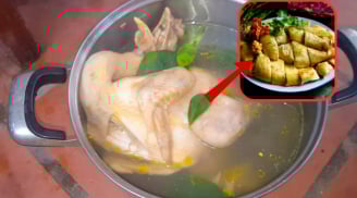 Luộc gà cùng nước lã vừa tanh vừa đỏ, thêm nắm lá này gà vàng ươm, chín đều ngọt thịt