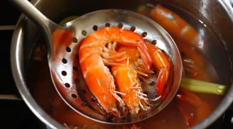 Luộc Tôm cho 1 thìa này vào, tôm đỏ au, ngọt thịt gấp 3 lần