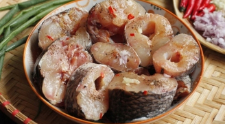 Mẹo ướp cá hết sạch mùi tanh, ngấm đều từng miếng, vụng mấy cũng làm ngon ơ