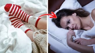 Đi ngủ có nên đeo tất chân không?
