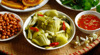 Muối dưa vàng óng, để lâu vẫn giòn, không chua phải có 1 thứ