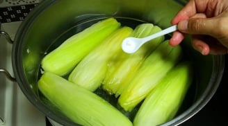 Luộc ngô đừng vội bóc sạch vỏ, thêm 1 thứ ngô ngọt dẻo thơm