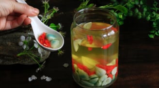 Tỏi ngâm chuyển từ trắng sang màu xanh đậm có ăn được không?