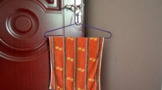 Treo một chiếc khăn ẩm lên tay nắm cửa,, mẹo nhỏ lợi cho cả nhà