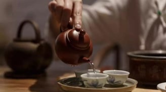Vì sao rót trà phải cho cốc vào nước nóng trước?