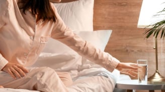 Vì sao nên uống ngụm nước nhỏ trước khi ngủ?