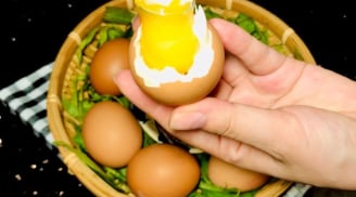 Luộc trứng thêm 1 thìa này vào, lòng đỏ dẻo quánh, róc vỏ