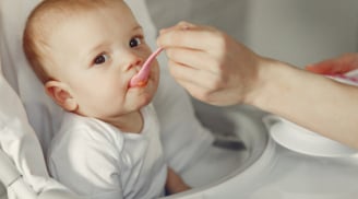 Con qua 2 tuổi, mẹ nên đổi sữa theo tiêu chí nào?