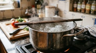 Đặt 1 chiếc đũa gỗ lên miệng nồi khi nước đang sôi để làm gì?