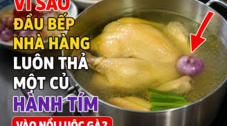 Vì sao đầu bếp nhà hàng luôn thả một củ hành tím vào nồi luộc gà?