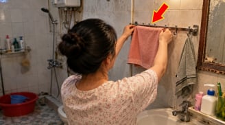 Vì sao không nên treo khăn mặt trong nhà tắm?