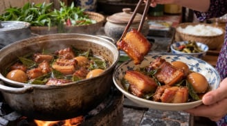 Loại lá kho cùng thịt lên màu cánh gián, mềm tan