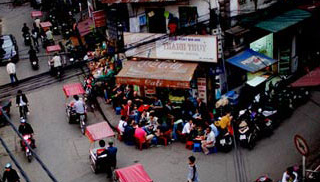 Đội 'buôn' ở phố bar Hà Nội