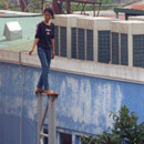 Kịch tính giải cứu một cô gái leo cột cao 10m đòi tự tử