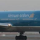 Ngày mai 'võ sư bị đánh' trở về: Mỏi mệt chờ Vietnam Airlines phản hồi