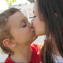 Các bà mẹ Việt phát sốt với Clip “Nụ hôn đầu tiên” của hai nhóc