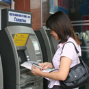 Tăng phí ATM, ngân hàng phạm luật?