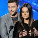 Justin Timberlake sờ ngực bạn diễn nữ trên sân khấu MTV Movie Awards