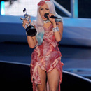 Váy làm từ thịt sống của Lady Gaga: vẫn chưa thối rữa!