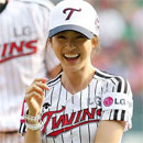 Kim Tea Hee xinh đẹp rạng rỡ trên sân bóng chày