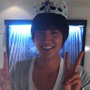 'Hoàng tử' Lee Min Ho đội vương miện đón tuổi mới