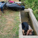 Một thanh niên chết co quắp dưới mương nước