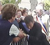 Tổng thống Pháp bị tấn công giữa vòng bảo vệ