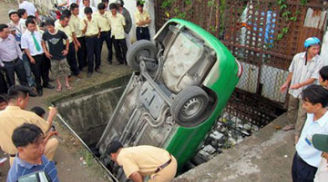 Chạy lên lề đường, taxi Mai Linh cắm đầu xuống hố nước thải