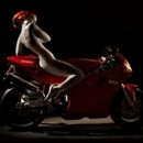 “Nude” và mô tô của Elizabeth Raab