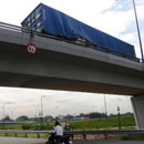 Xe container lật ngửa giữa cầu vượt