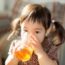 Cho trẻ uống nước lọc hay nước trái cây để tránh béo phì?