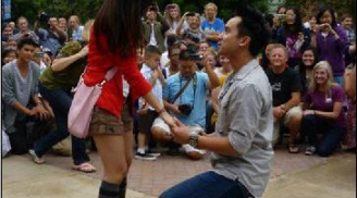 Cặp đôi người Việt cầu hôn bằng flashmob xuất hiện trực tiếp trên CNN