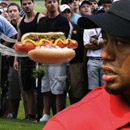Tiger Woods được cổ động viên “tặng” xúc xích bay