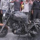 Xe mô tô và xe máy bốc cháy dữ dội trên đường Phạm Hùng