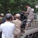 Bị công an đuổi bắt, 2 thanh niên phi xe xuống sông Tô Lịch