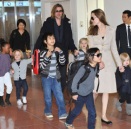 Ngắm ảnh Jolie - Pitt cùng 6 con cưng đến Nhật