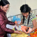 Bệnh viện 'trao nhầm trẻ sơ sinh' xin lỗi gia đình sản phụ