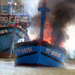 Tàu tiền tỷ cháy nghi ngút trên sông Hàn