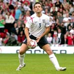 Ca sĩ Robbie Williams chữa đau lưng bằng bóng đá